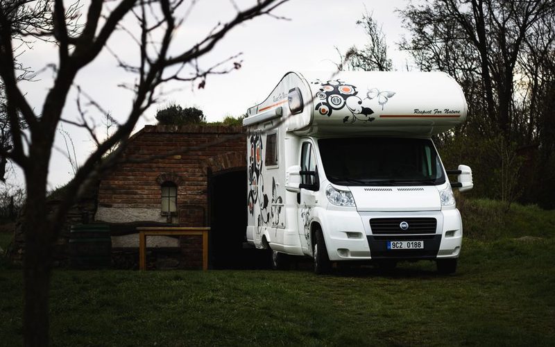 Camping-car profilé sur la route